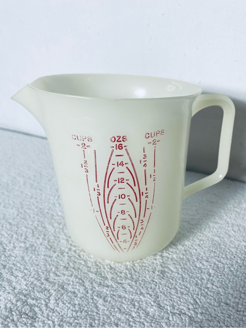 Vintage 1970s Tupperware 2 Cup Measuring Cup Liquid Pitcher Red Print 16 Oz 134